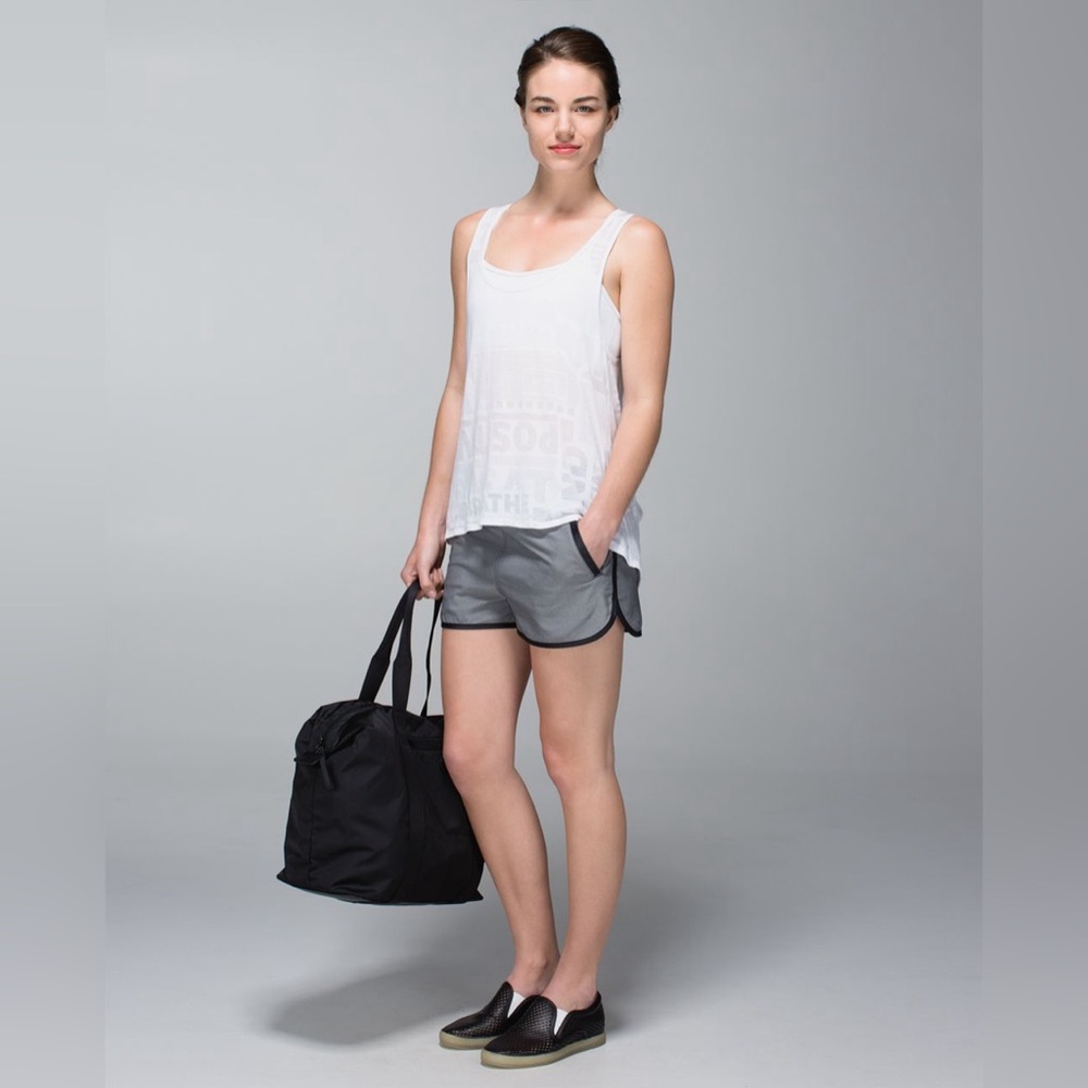Lululemon💎EUC VINTAGE🦄Varsity Shorts 2014🦄Black (grey denim effect)🦄Size 6 - Picture 3 of 16